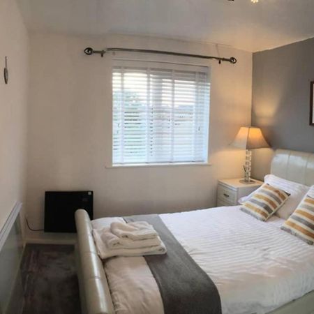 2-Bed Sleeps 4 Comfy For Contractors With Free Parking In Crawley Near Gatwick Manor Royal Refurbished Apartment Bagian luar foto