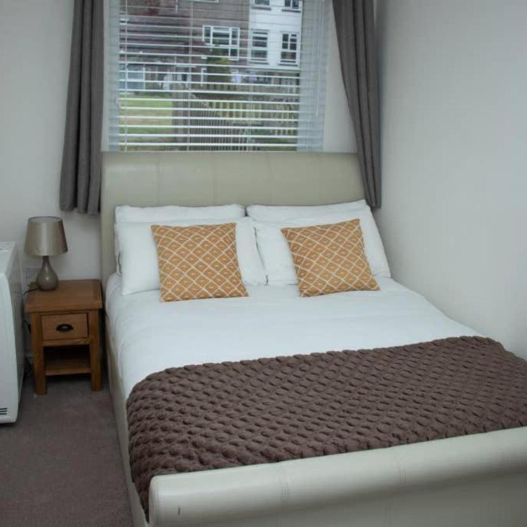 2-Bed Sleeps 4 Comfy For Contractors With Free Parking In Crawley Near Gatwick Manor Royal Refurbished Apartment Bagian luar foto