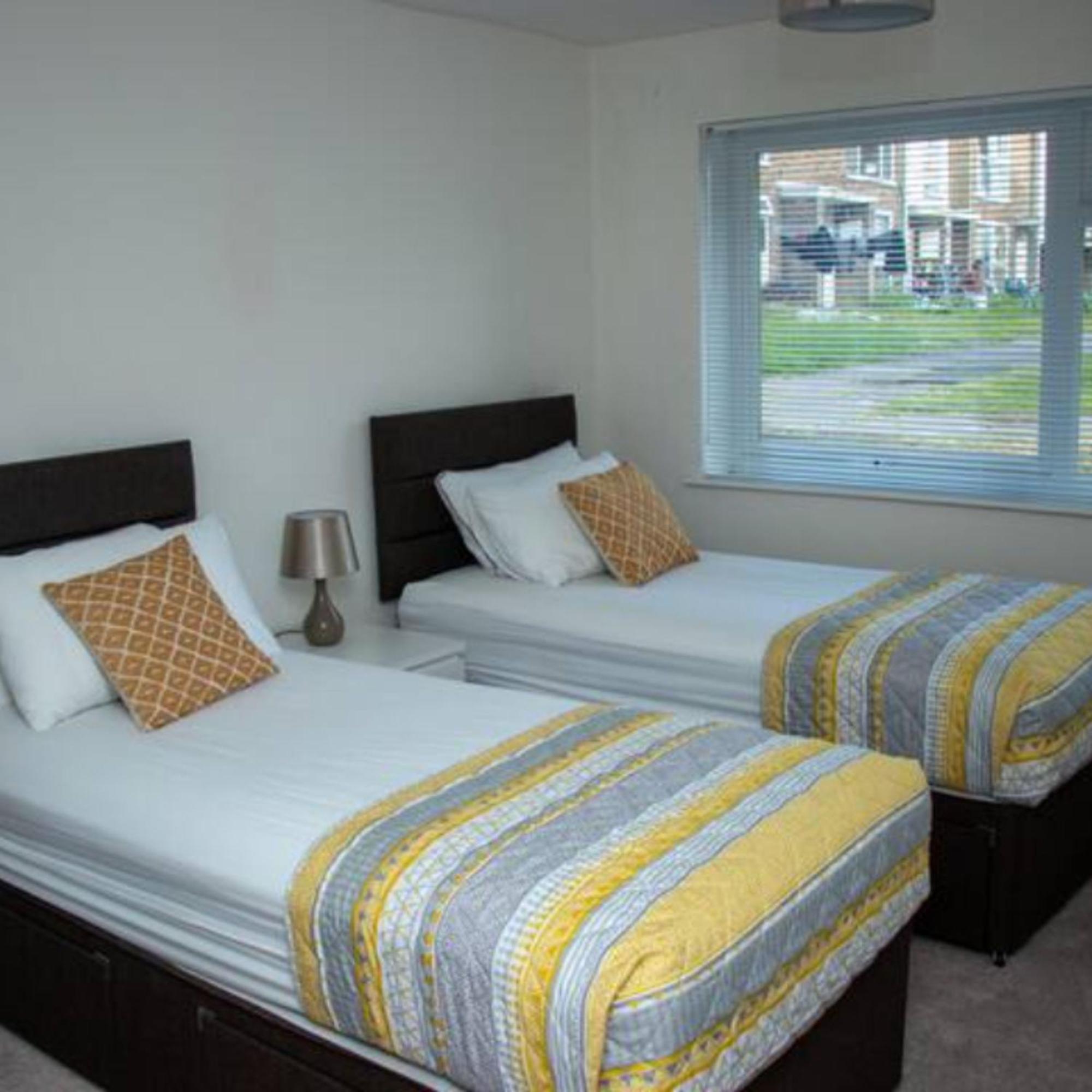 2-Bed Sleeps 4 Comfy For Contractors With Free Parking In Crawley Near Gatwick Manor Royal Refurbished Apartment Bagian luar foto