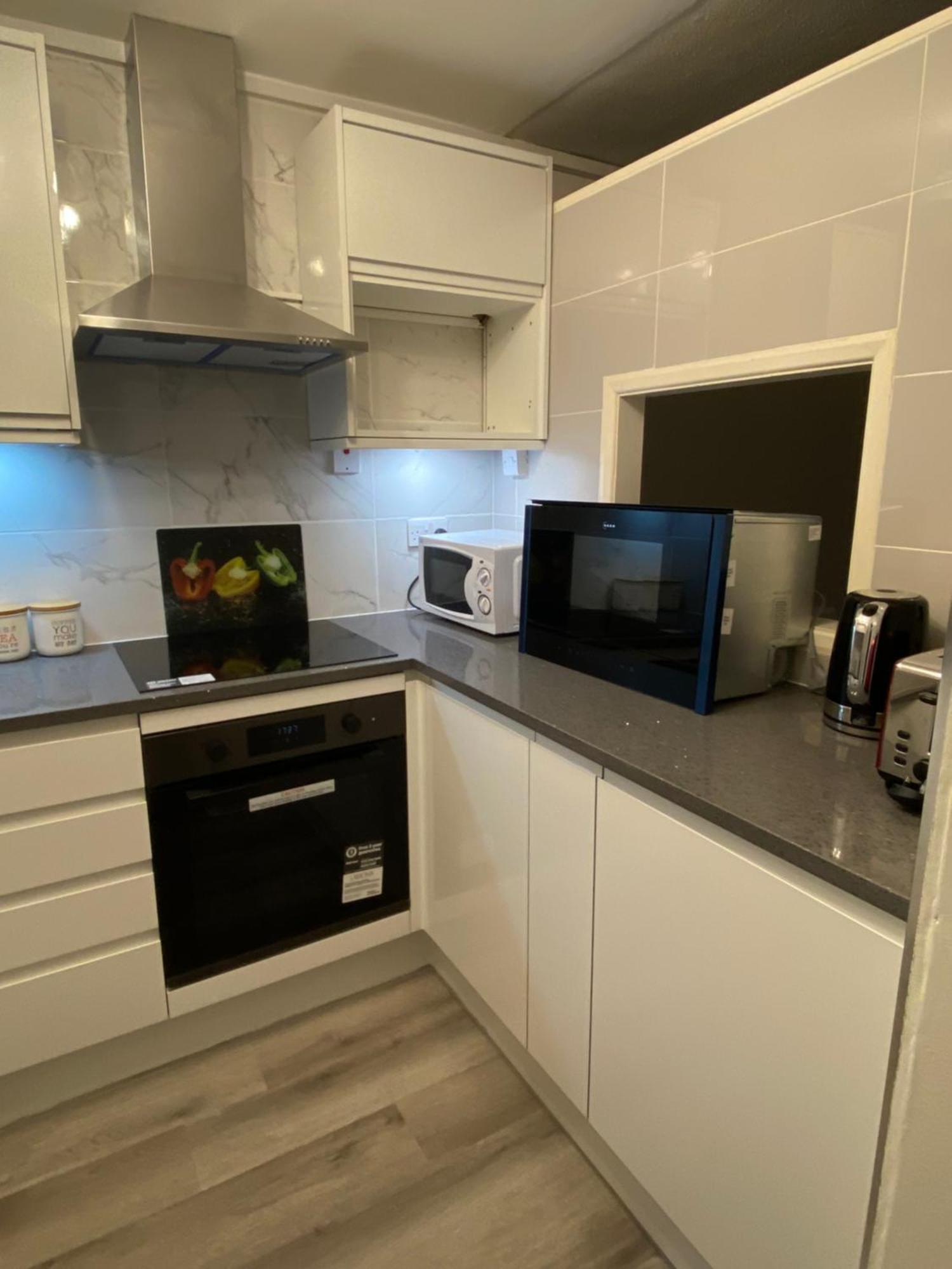 2-Bed Sleeps 4 Comfy For Contractors With Free Parking In Crawley Near Gatwick Manor Royal Refurbished Apartment Bagian luar foto