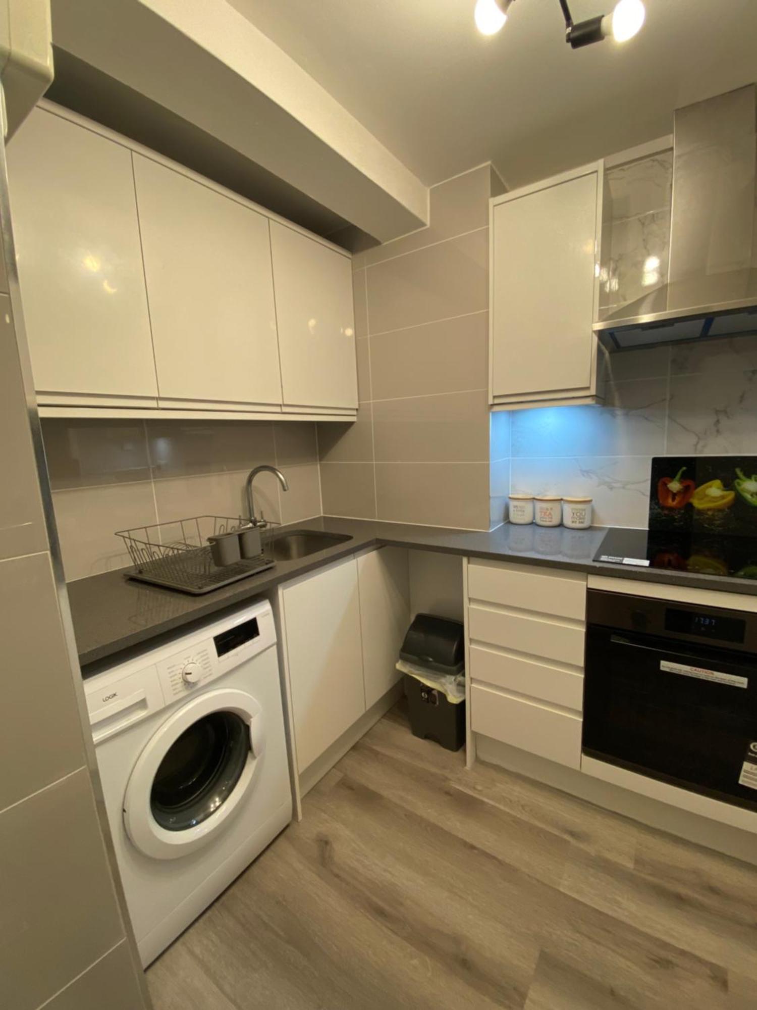 2-Bed Sleeps 4 Comfy For Contractors With Free Parking In Crawley Near Gatwick Manor Royal Refurbished Apartment Bagian luar foto