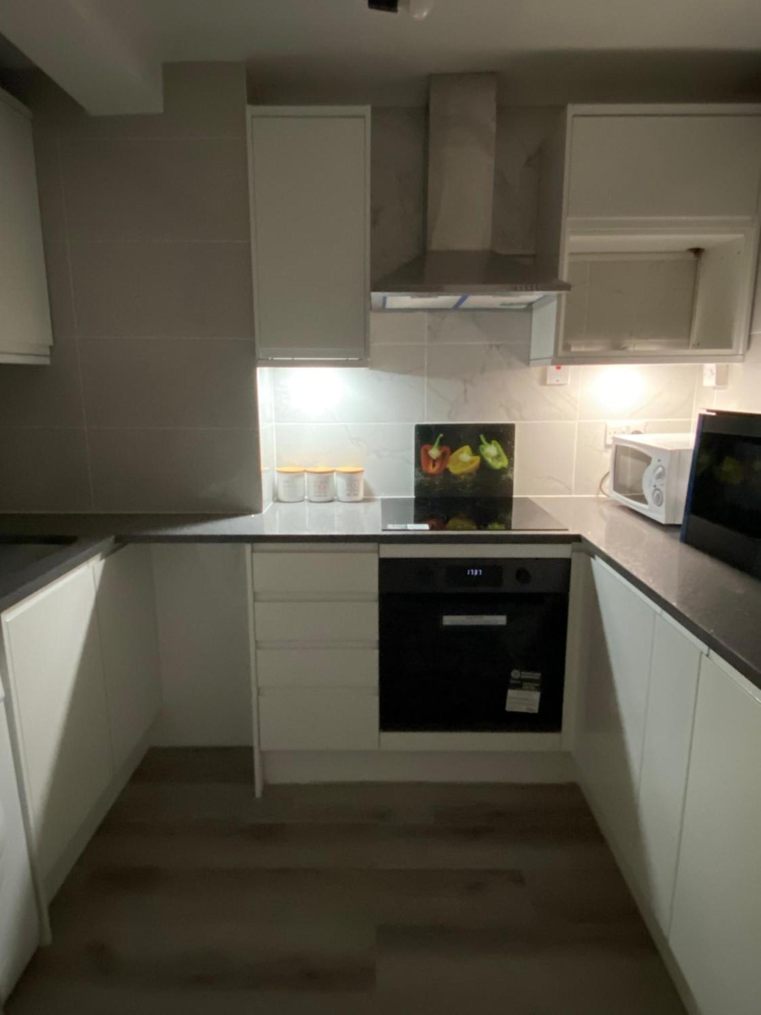 2-Bed Sleeps 4 Comfy For Contractors With Free Parking In Crawley Near Gatwick Manor Royal Refurbished Apartment Bagian luar foto